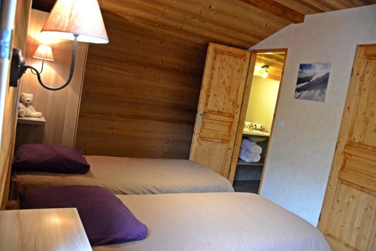 Ensuite twin room in chalets Lacuzon