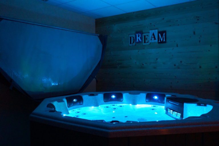 Hot tub in chalet Snow Angel