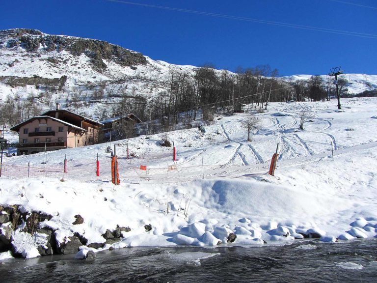 Ski slope down to le Bettaix village