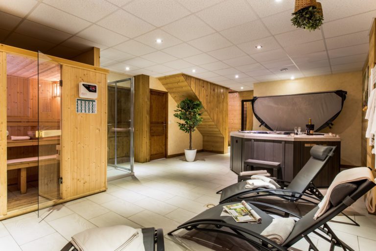 wellness area with hot tub & Sauna