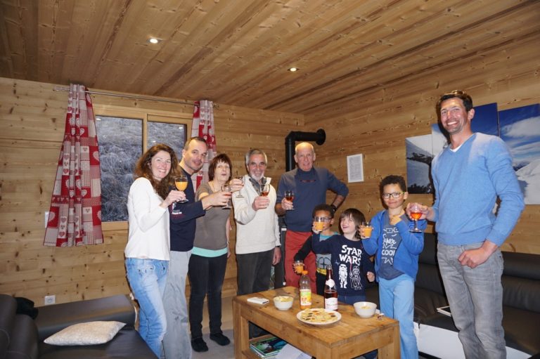 Apéritif en famille au chalet