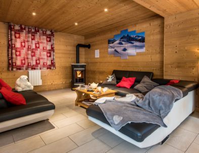 Lounge with sofas an logfire in chalet Snow Dream