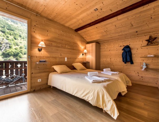 Ensuite bedroom with balconyn ski chalets Lacuzon