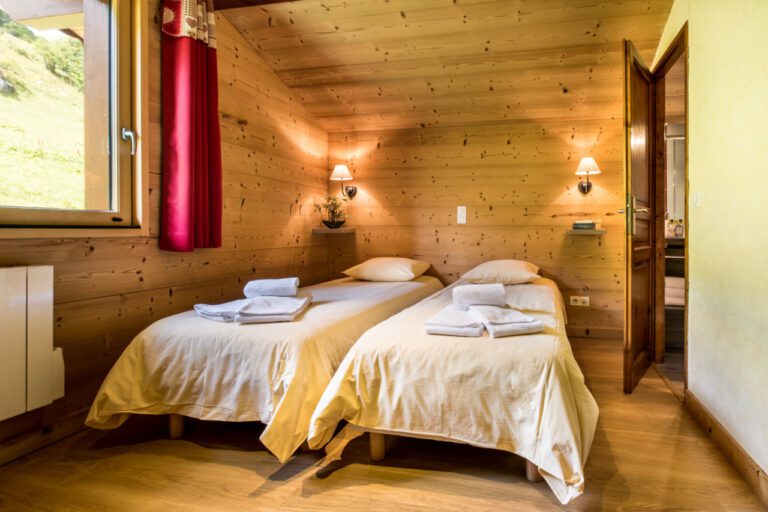 Ensuite twin room in chalets Lacuzon