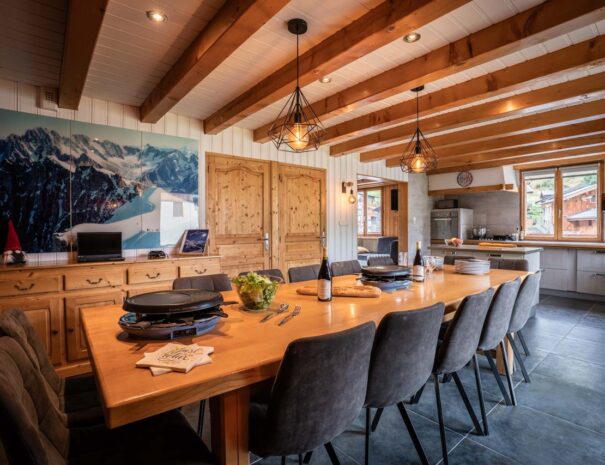 chalets-lacuzon-le-bettaix-chalet-snow-valley-dining-table