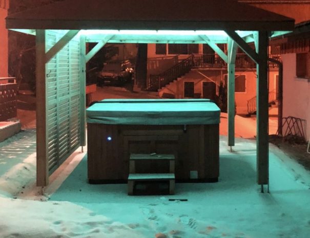 Outdoor hot tub in Chalet Snow Valley