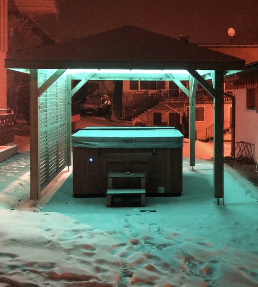 Outdoor hot tub in Chalet Snow Valley