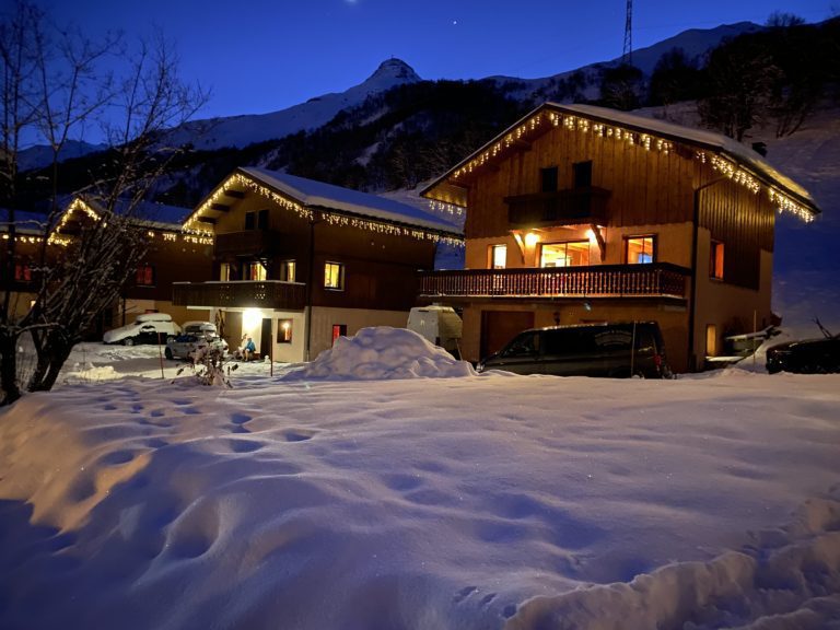 View of chalet Snow star by night