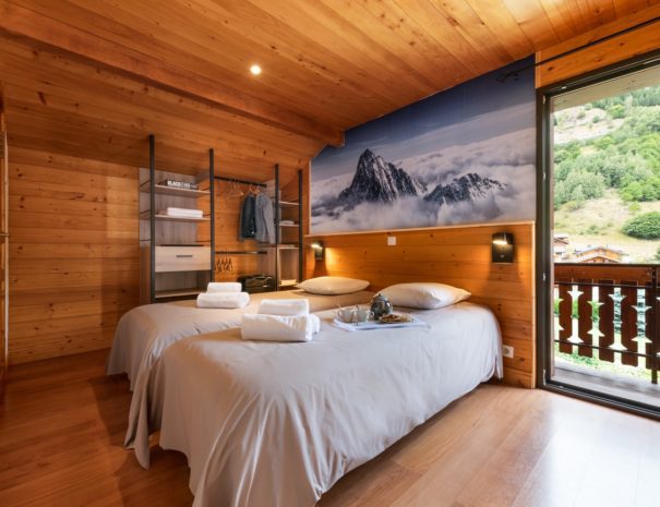 En-suite bedroom with balcony in chalet Snow Star