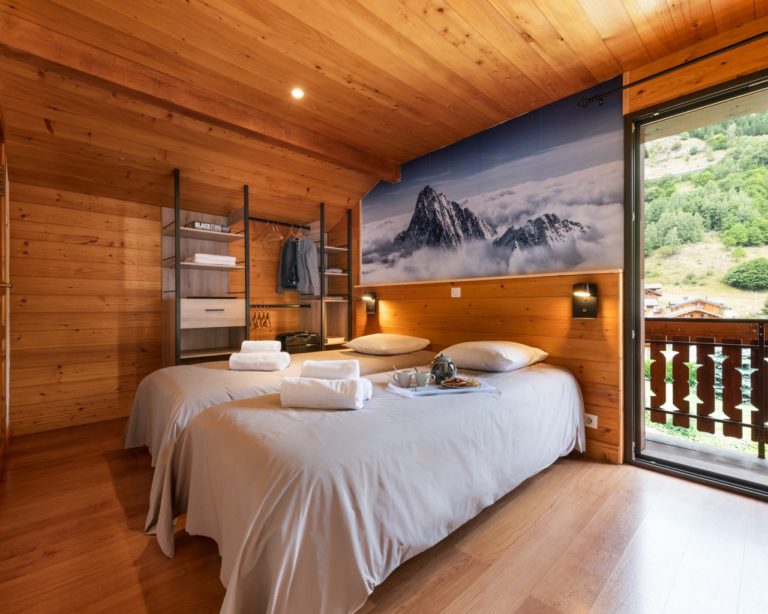 En-suite bedroom with balcony in chalet Snow Star