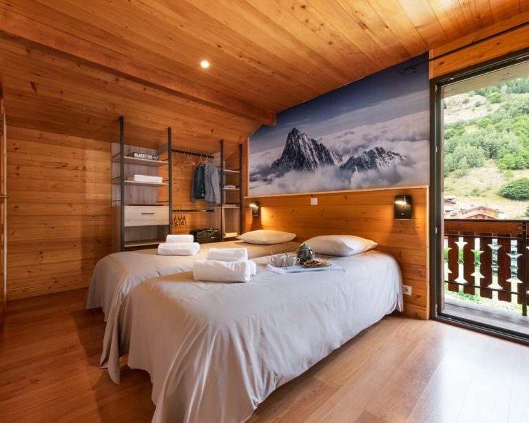 Bedroom with balcony in chalet Snow Star