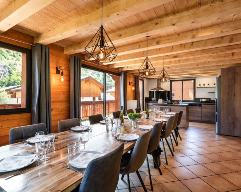 Dining table for 14 guests in chalet Snow Star