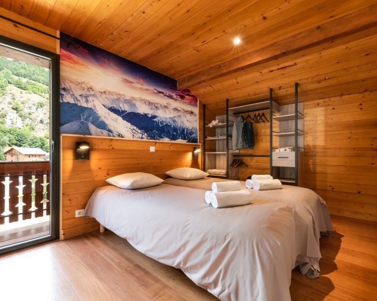 En-suite twin room in Chalet Snow Star