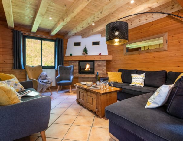 Lounge with fire place in chalet Snow Star