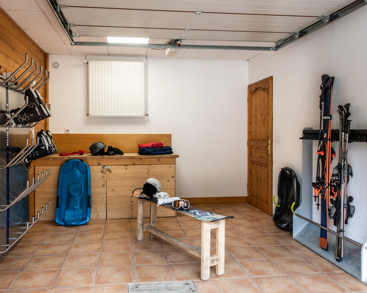 Skiroom with boot warmer in chalet Snow Star