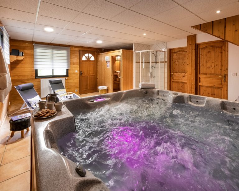Wellness area with hot tub and sauna in chalet Snow Star