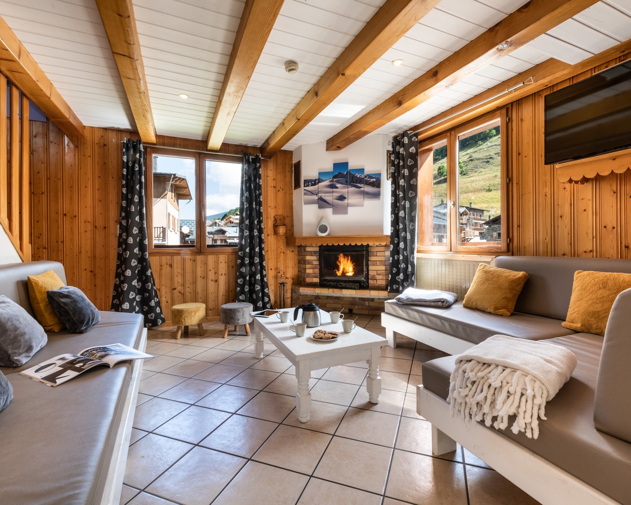 Lounge with fireplace in chalet Snow Valley