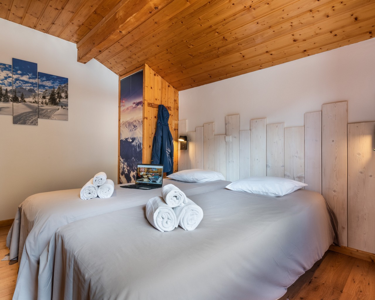 En-suite twin room in chalet Snow Valley
