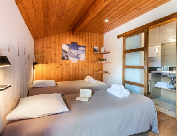 En-suite twin room in chalet Snow Star