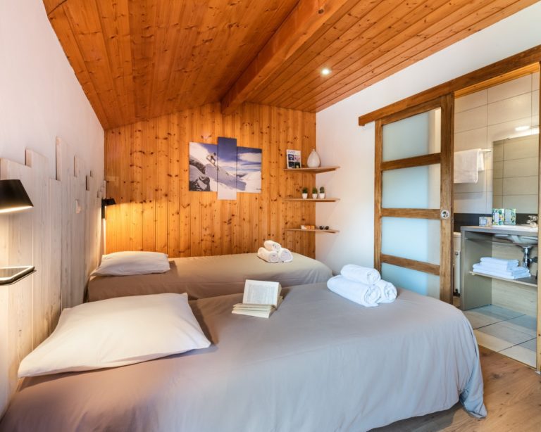 En-suite twin room in chalet Snow Star