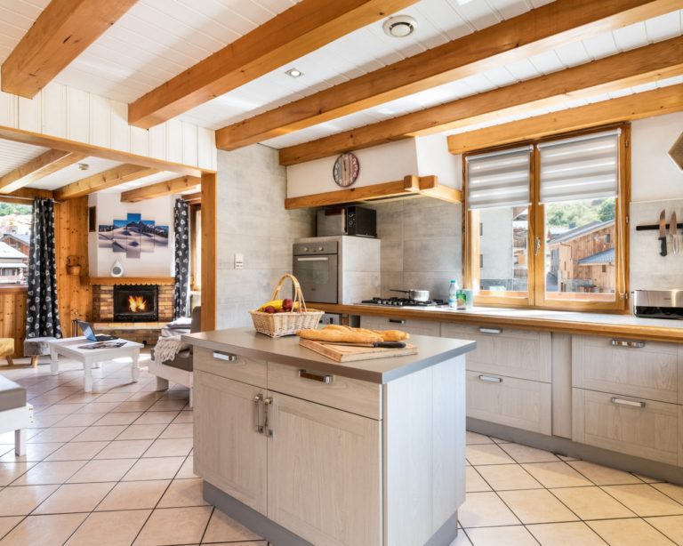 Kitchen and lounge in Chalet Snow Valley