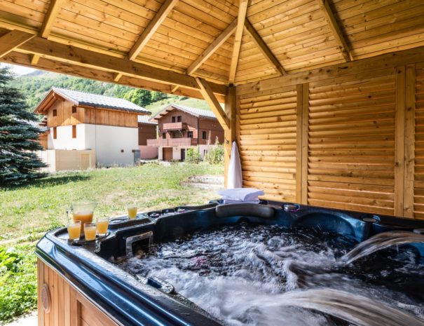 Outdoor hot tub in chalet Snow Valley