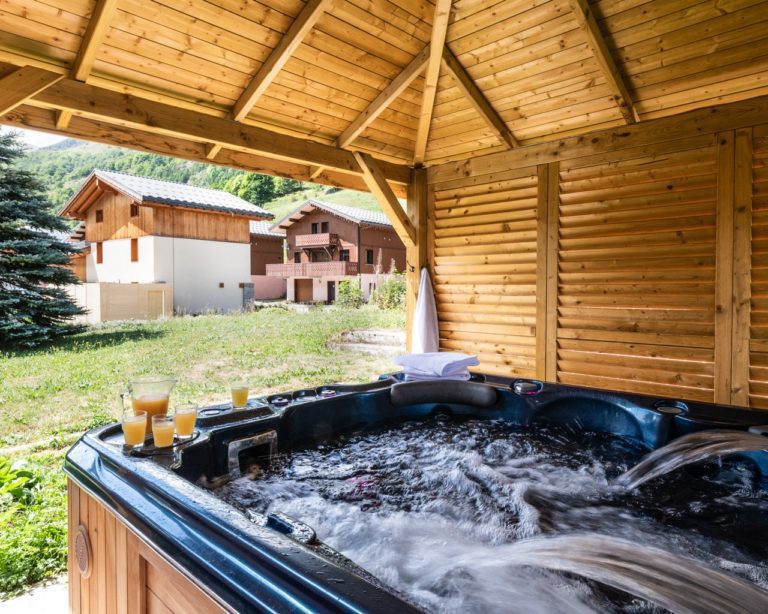 Outdoor hot tub in chalet Snow Valley