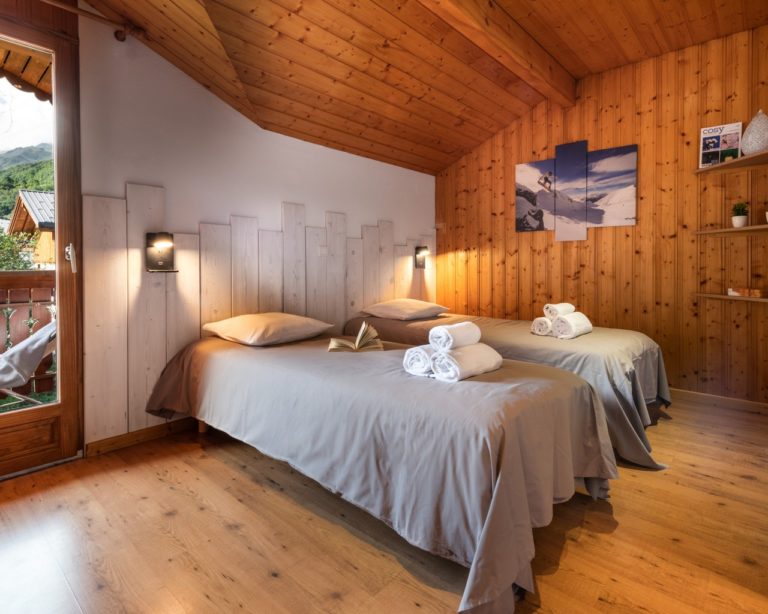 Bedroom with Balcony in Chalet Snow Valley