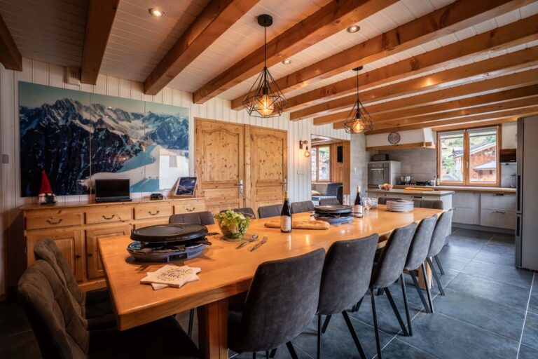 Dining table in chalet Snow Valley