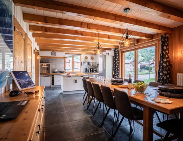 Living room with large dining table in chalet Snow Valley