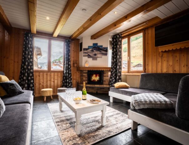 Lounge with fireplace in chalet Snow Valley