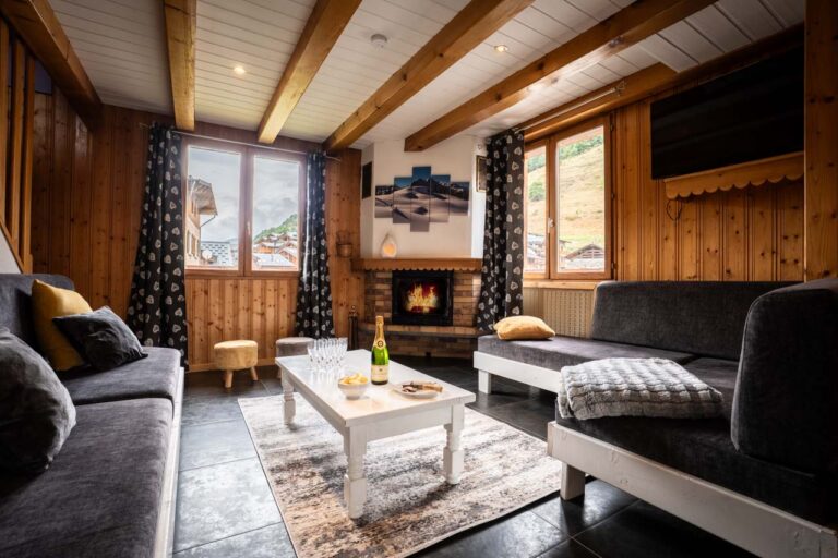 Lounge with fireplace in chalet Snow Valley