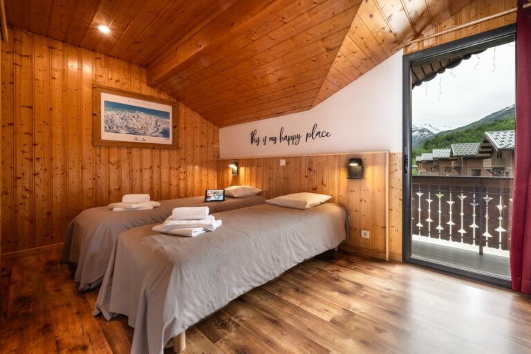 Bedroom with balcony in chalet 3 Vallées
