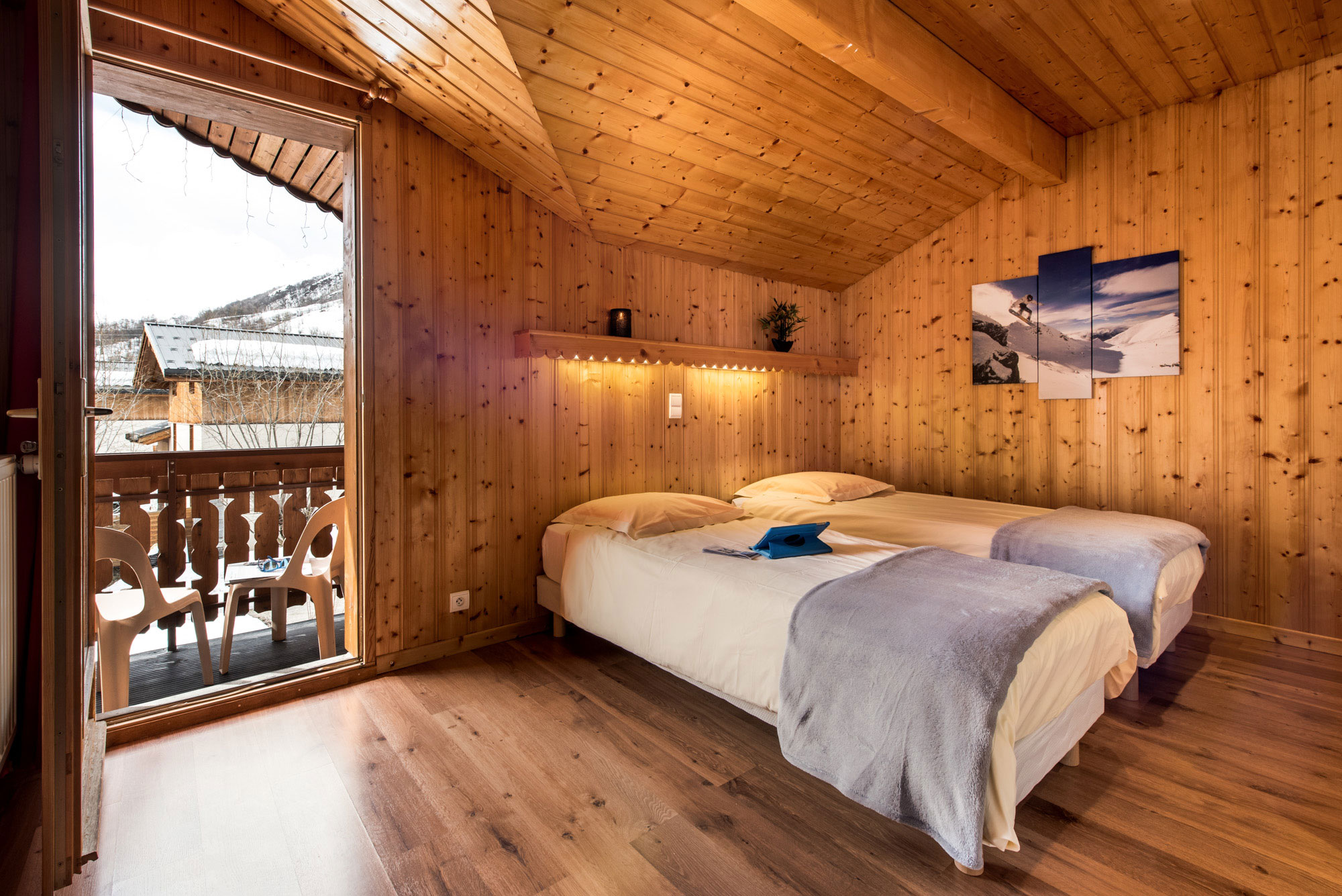 Bedroom with balcony in chalet 3 Vallées