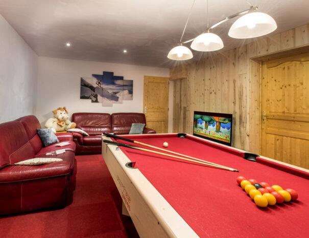 Billiard table and sofa in chalet 3 Vallées
