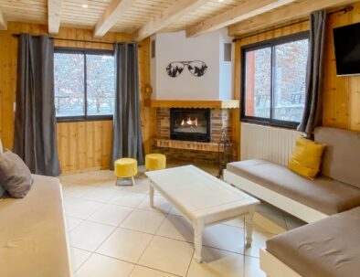 Salon avec cheminée dans le chalet 3 Vallées