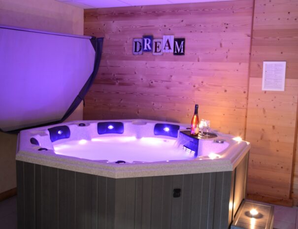 Chalets-Lacuzon-les-Menuires-jacuzzi-dans-l-espace-bien-etre.jpg