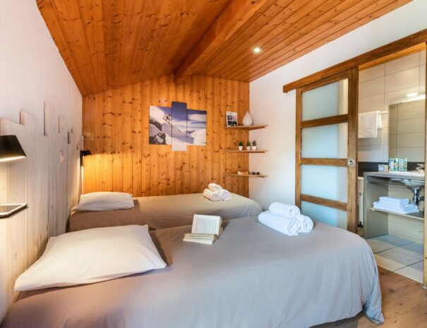 chalet-snow-valley-ensuite-twin-room-1.jpg