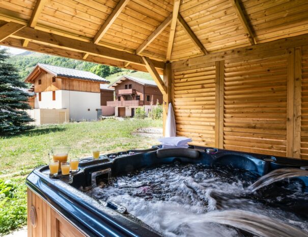 chalet-snow-valley-outdoor-hot-tub-1.jpg