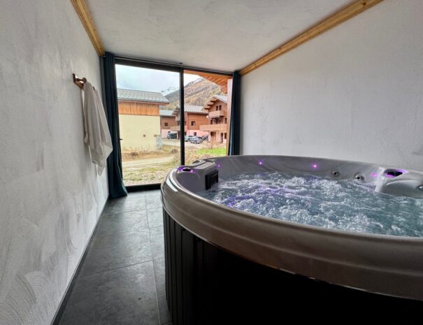 Hot tub in your chalet