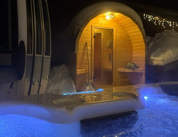 Outdoor sauna and hot tub in chalet Snow Star