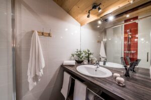 Bathroom in chalet Snow Angel located in le Bettaix - Chalets Lacuzon