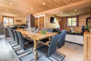 Open plan living space with dining table in chalet Snow Angel located in le Bettaix - Chalets Lacuzon