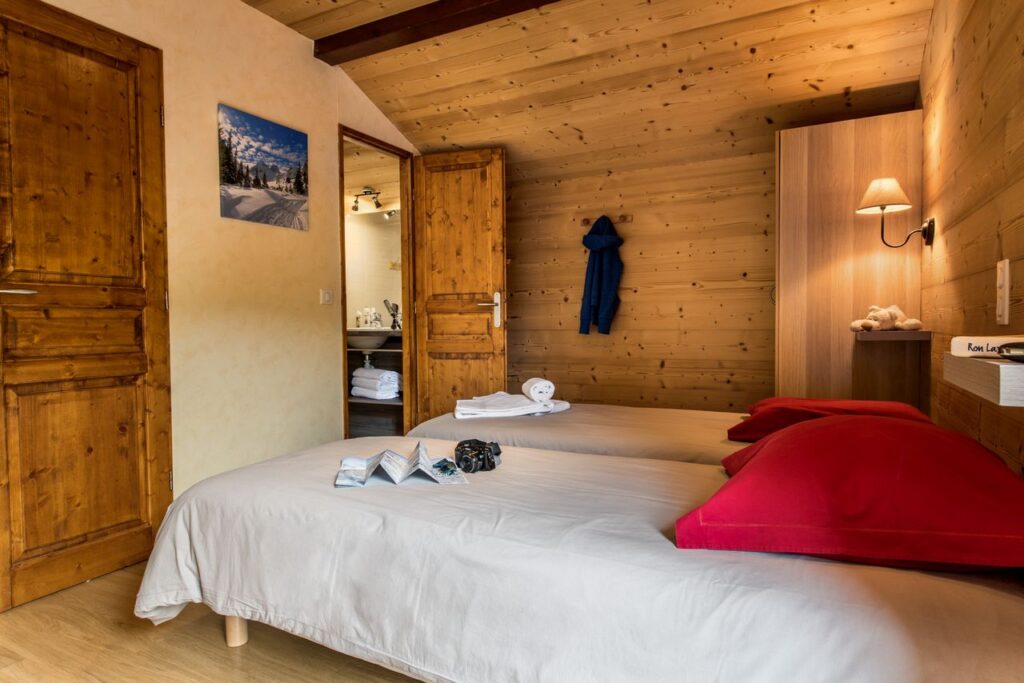 En suite twin room in chalet Snow Angel located in le Bettaix - Chalets Lacuzon