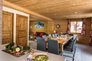 Living room with dining table in chalet Snow Angel located in le Bettaix - Chalets Lacuzon