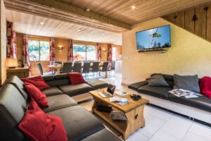 Lounge with sofas in chalet Snow Angel located in le Bettaix - Chalets Lacuzon