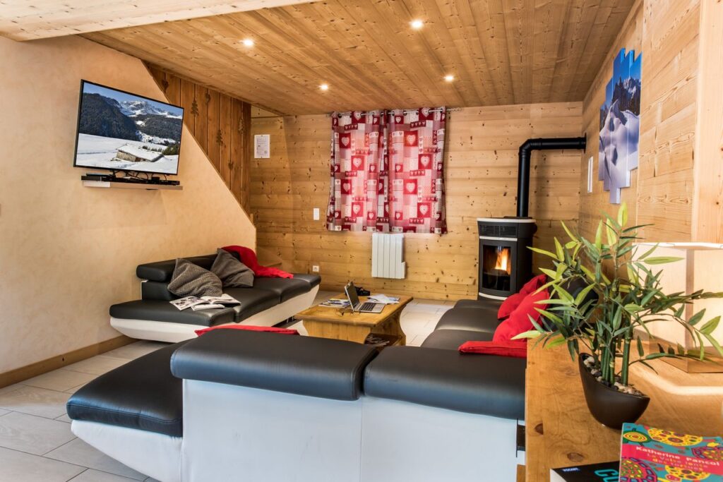 Lounge with fireplace in chalet Snow Angel located in le Bettaix - Chalets Lacuzon