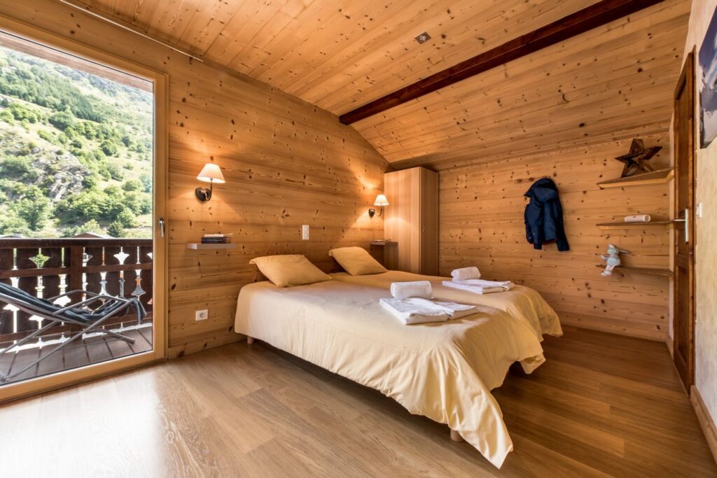 Twin room with balcony in chalet Snow Dream located in le Bettaix - Chalets Lacuzon