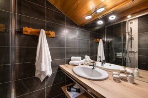 Bathroom in chalet Snow Star located in le Bettaix - Chalets Lacuzon