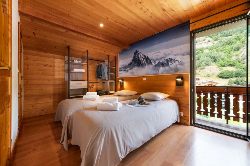 Twin room with balcony in chalet Snow Star located in le Bettaix - Chalets Lacuzon